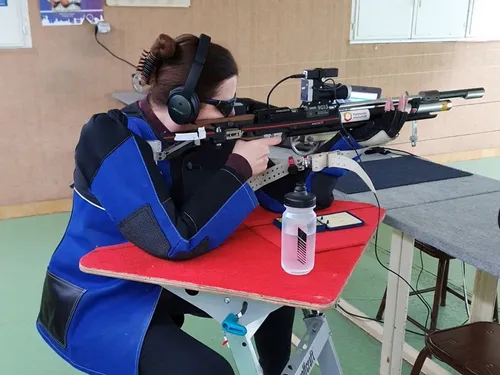 En vidéo : presque aveugle, Christelle Girard est championne de tir...